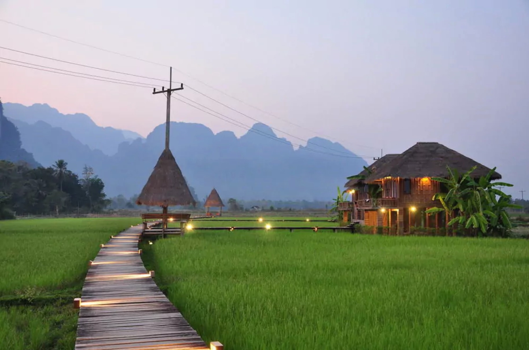 Peut être une image de crépuscule et temple
